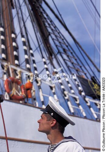 Marin devant le plus grand voilier-école navigant aujourd'hui : Le Sedov - © Guillaume Plisson / Plisson La Trinité / AA03323 - Nos reportages photos - Brest 2000