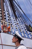 Marin devant le plus grand voilier-école navigant aujourd'hui : Le Sedov © Guillaume Plisson / Plisson La Trinité / AA03323 - Nos reportages photos - Homme