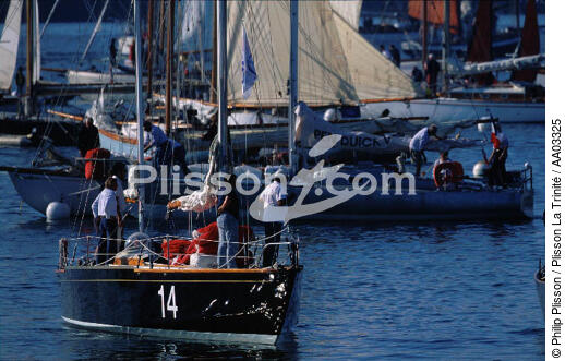 Pen Duick II et Pen Duick V dans le port de Douarnenez - © Philip Plisson / Plisson La Trinité / AA03325 - Nos reportages photos - Brest 2000