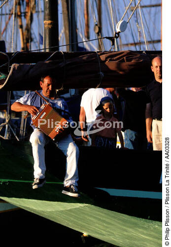 Joueur d'accordéon dans le port de Brest - © Philip Plisson / Plisson La Trinité / AA03328 - Nos reportages photos - Brest 2000