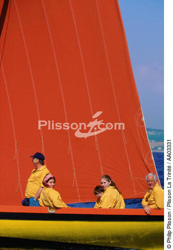 Equipage en harmonie avec les couleurs du bateau - © Philip Plisson / Plisson La Trinité / AA03331 - Nos reportages photos - Les grands rassemblements de Brest