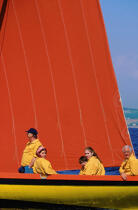 Equipage en harmonie avec les couleurs du bateau © Philip Plisson / Pêcheur d’Images / AA03331 - Photo Galleries - Brest 2000