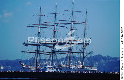 La foule en admiration davant un quatre mâts barque - © Philip Plisson / Plisson La Trinité / AA03332 - Nos reportages photos - Brest 2000