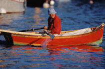 At the oar in the port of Douarnenez © Philip Plisson / Plisson La Trinité / AA03333 - Photo Galleries - Port