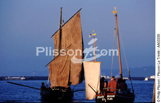 Retour au port en fin de journée pour ces voilier de travail - © Philip Plisson / Plisson La Trinité / AA03335 - Photo Galleries - Brest 2000