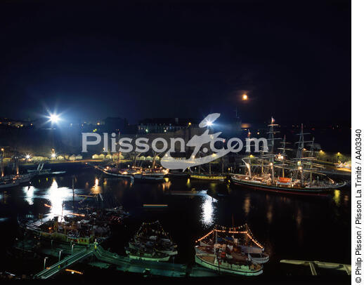 Le port de Brest illuminé - © Philip Plisson / Plisson La Trinité / AA03340 - Photo Galleries - Brest 2000