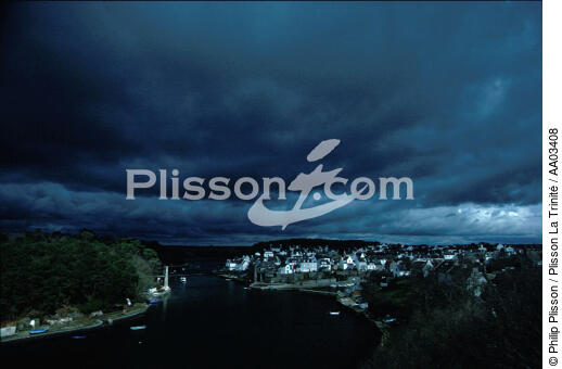 Le Bono. - © Philip Plisson / Plisson La Trinité / AA03408 - Photo Galleries - Stormy sky