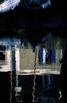 Reflet dans le port du Bono. © Philip Plisson / Plisson La Trinité / AA03436 - Photo Galleries - Port