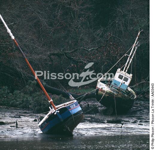 Voilier et bateau de pêche échoués. - © Philip Plisson / Plisson La Trinité / AA03443 - Nos reportages photos - Format carré