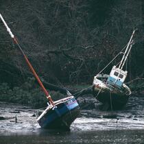 Voilier et bateau de pêche échoués. © Philip Plisson / Plisson La Trinité / AA03443 - Photo Galleries - Fishing vessel