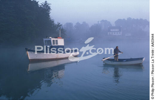 Personnage dans la brume. - © Philip Plisson / Plisson La Trinité / AA03444 - Photo Galleries - Rowing boat
