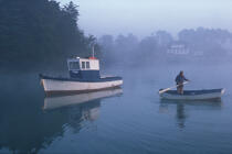 Personnage dans la brume. © Philip Plisson / Plisson La Trinité / AA03444 - Photo Galleries - Small boat