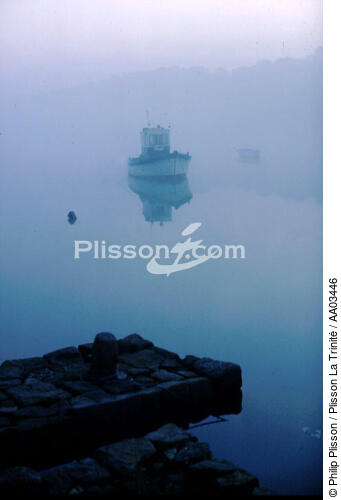 Bateau de pêche dans la brume. - © Philip Plisson / Plisson La Trinité / AA03446 - Nos reportages photos - Brume