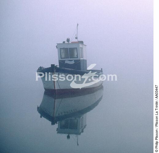 Reflet d'un bateau de pêche. - © Philip Plisson / Plisson La Trinité / AA03447 - Nos reportages photos - Format carré