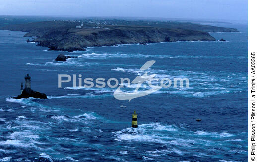 Le phare de la Vieille en face de la pointe du Raz - © Philip Plisson / Plisson La Trinité / AA03365 - Nos reportages photos - Raz [Pointe du]