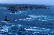 Le phare de la Vieille en face de la pointe du Raz © Philip Plisson / Plisson La Trinité / AA03365 - Nos reportages photos - Signalisation maritime