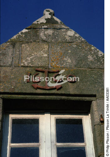 Fronton d'une maison. - © Philip Plisson / Plisson La Trinité / AA03381 - Nos reportages photos - Fenêtre