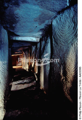 Allée interne du tumulus de Gavrinis. - © Philip Plisson / Plisson La Trinité / AA03395 - Nos reportages photos - Intérieur