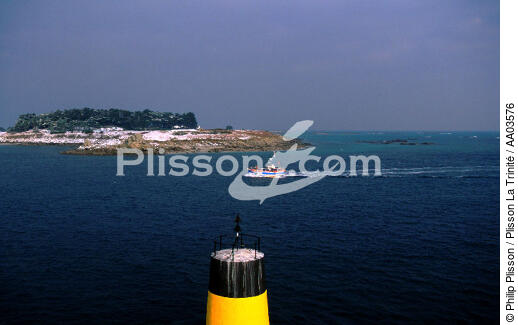Balise et ile de Batz. - © Philip Plisson / Plisson La Trinité / AA03576 - Nos reportages photos - Signalisation maritime