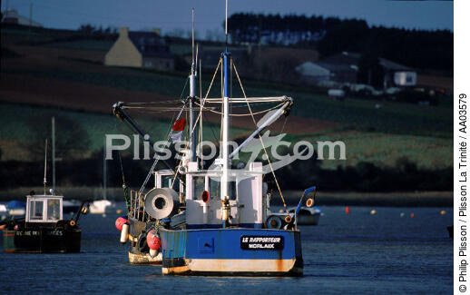 Bateau de pêche dans la rivière de Penzé. - © Philip Plisson / Plisson La Trinité / AA03579 - Photo Galleries - Fishing vessel