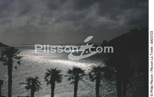 Trouée de lumière sur Perros-Guirec. - © Philip Plisson / Plisson La Trinité / AA03723 - Photo Galleries - Perros-Guirec