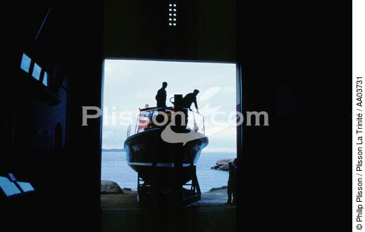 Mise à l'eau d'un canot de survie à Perros-Guirec. - © Philip Plisson / Plisson La Trinité / AA03731 - Nos reportages photos - Ville [22]
