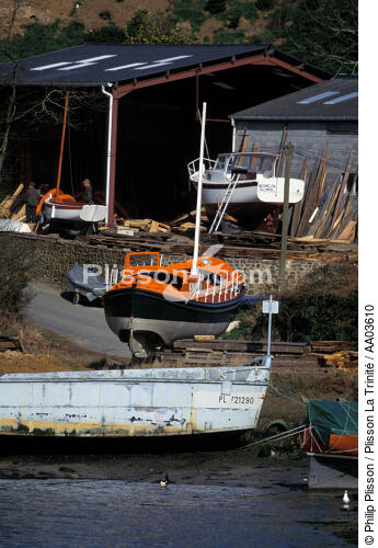 Bateaux en construction sur la rivière du Trieux - © Philip Plisson / Plisson La Trinité / AA03610 - Nos reportages photos - Rivière [22]
