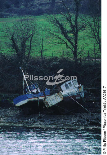 Epave dans la rivière du Trieux. - © Philip Plisson / Plisson La Trinité / AA03617 - Photo Galleries - Boat