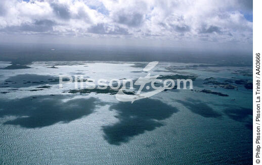 Ombres de nuages sur des îles. - © Philip Plisson / Plisson La Trinité / AA03666 - Photo Galleries - Côtes d'Armor