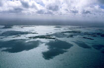 Ombres de nuages sur des îles. © Philip Plisson / Plisson La Trinité / AA03666 - Photo Galleries - Cloud