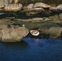 Boat aground between rocks in Ploumanac'h © Philip Plisson / Pêcheur d’Images / AA03794 - Photo Galleries - Côtes d'Armor