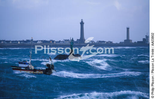 Bateau de pêche devant Penmarc'h. - © Philip Plisson / Plisson La Trinité / AA03802 - Photo Galleries - Fishing vessel