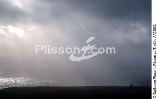 Trouée de lumière sur le phare de Pen-Men. - © Guillaume Plisson / Plisson La Trinité / AA03832 - Nos reportages photos - Phare [56]