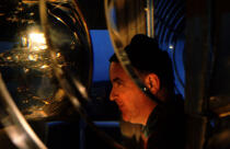 Gardien de phare devant la lentille du Pen-Men. © Philip Plisson / Plisson La Trinité / AA03833 - Photo Galleries - portrait