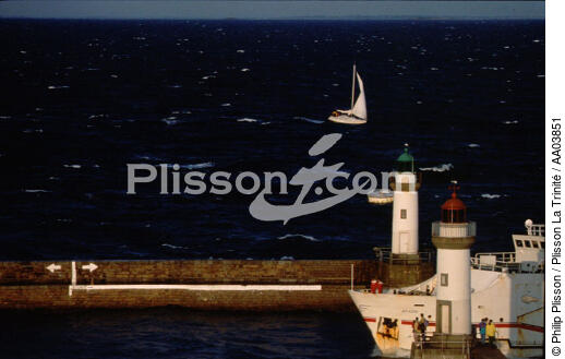 Entrée d'un ferry dans le port du Palais. - © Philip Plisson / Plisson La Trinité / AA03851 - Nos reportages photos - Ferry