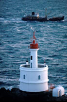 Baliseur de Lorient passant derière la Teignouse. © Philip Plisson / Plisson La Trinité / AA03867 - Photo Galleries - French Lighthouses