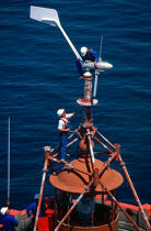 Réparation de l'éolienne sur le phare des Cardinaux © Philip Plisson / Plisson La Trinité / AA03871 - Nos reportages photos - Signalisation maritime