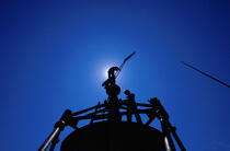 Les phares et balises et pleine réparation sur le phare des Cardinaux © Philip Plisson / Plisson La Trinité / AA03872 - Nos reportages photos - Ciel bleu