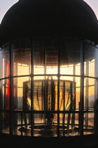 Gros plan de la lentille du phare des Triagoz. © Philip Plisson / Plisson La Trinité / AA03916 - Photo Galleries - Sunset