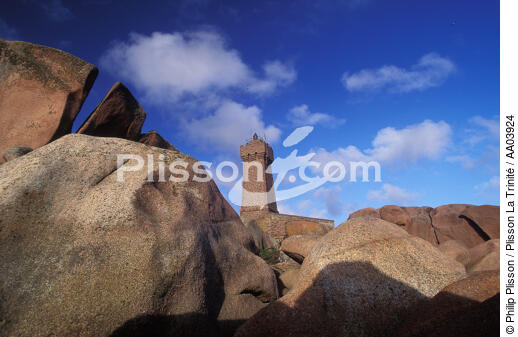 Phare du Mean-ruz entre les rochers. - © Philip Plisson / Plisson La Trinité / AA03924 - Photo Galleries - Lighthouse [22]