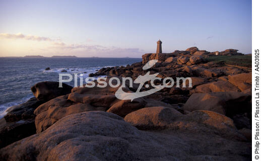 Phare du Mean-Ruz. - © Philip Plisson / Plisson La Trinité / AA03925 - Photo Galleries - The Pink Granite Coast