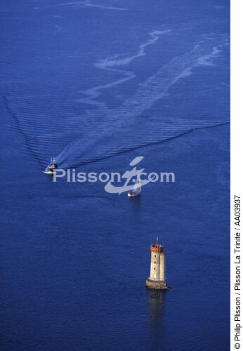 Bateau derrière La Croix. - © Philip Plisson / Plisson La Trinité / AA03937 - Photo Galleries - Boat
