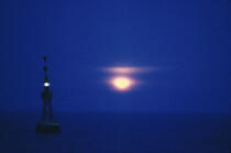 Balise de nuit. © Philip Plisson / Plisson La Trinité / AA03987 - Nos reportages photos - Signalisation maritime