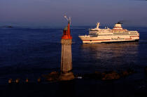 Ferry passant derrière le Grand-Jardin. © Philip Plisson / Plisson La Trinité / AA03995 - Photo Galleries - Lighthouse [35]