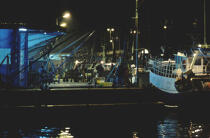 Grande activité tôt le matin au retour des bateaux © Philip Plisson / Plisson La Trinité / AA04002 - Nos reportages photos - Nuit