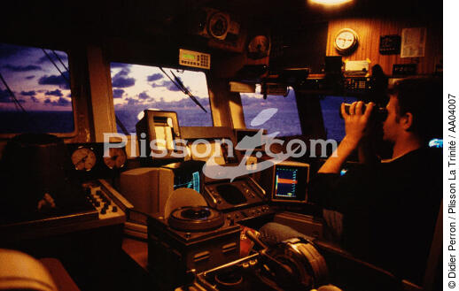 Le capitaine scrute l'horizon à la tombée de la nuit - © Didier Perron / Plisson La Trinité / AA04007 - Photo Galleries - Boat
