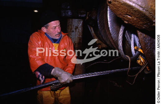 Pêcheur au travail. - © Didier Perron / Plisson La Trinité / AA04008 - Nos reportages photos - Bateau