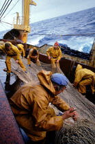 Les pêcheurs réparent le filet. © Didier Perron / Plisson La Trinité / AA04009 - Nos reportages photos - Type de pêche