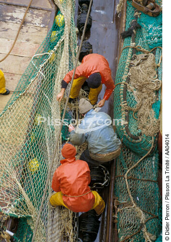 Pêcheurs réparant le filet. - © Didier Perron / Plisson La Trinité / AA04014 - Nos reportages photos - Bateau
