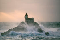 Le phare de Tevennec © Philip Plisson / Plisson La Trinité / AA04018 - Photo Galleries - Storm at sea